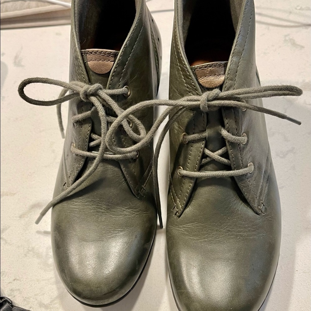 Cute,comfy lace up olive green Rockport boots.